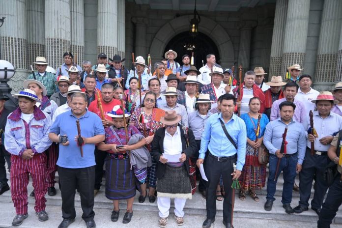 Las autoridades indígenas ancestrales de Iximulew frente al Palacio Nacional. Foto La Hora: Facebook de Autoridades Ancestrales de Iximulew.