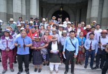 Autoridades indígenas se pronuncian por artículo que resta fondos al Programa de Alimentación Escolar y hacen petición al Congreso Las autoridades indígenas ancestrales de Iximulew frente al Palacio Nacional. Foto La Hora: Facebook de Autoridades Ancestrales de Iximulew.