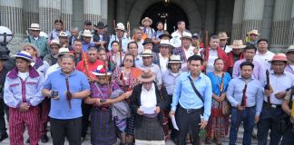 Las autoridades indígenas ancestrales de Iximulew frente al Palacio Nacional. Foto La Hora: Facebook de Autoridades Ancestrales de Iximulew.