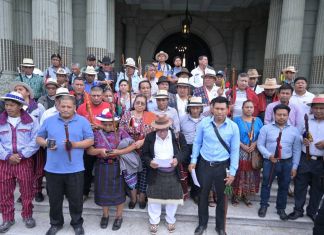 Las autoridades indígenas ancestrales de Iximulew frente al Palacio Nacional. Foto La Hora: Facebook de Autoridades Ancestrales de Iximulew.