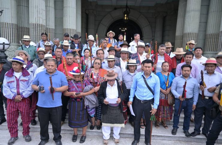 Las autoridades indígenas ancestrales de Iximulew frente al Palacio Nacional. Foto La Hora: Facebook de Autoridades Ancestrales de Iximulew.