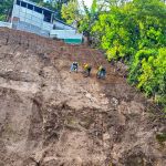 Instalación de electromalla en el talud del km 11.5 de la ruta de la avenida Hincapié con Boca del Monte. Foto La Hora: Provial