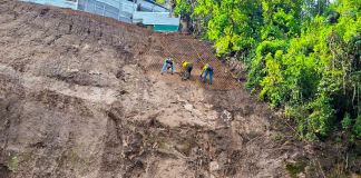 Instalación de electromalla en el talud del km 11.5 de la ruta de la avenida Hincapié con Boca del Monte. Foto La Hora: Provial