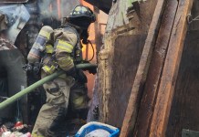 Bombero Voluntario apagando fuego