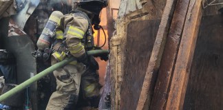 Bombero Voluntario apagando fuego