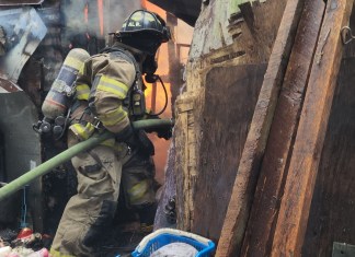 Bombero Voluntario apagando fuego