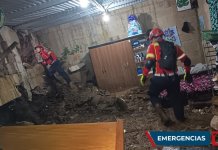 Vivienda colapsa en Mixco a causa de fuertes lluvias; bomberos evacúan a familiares