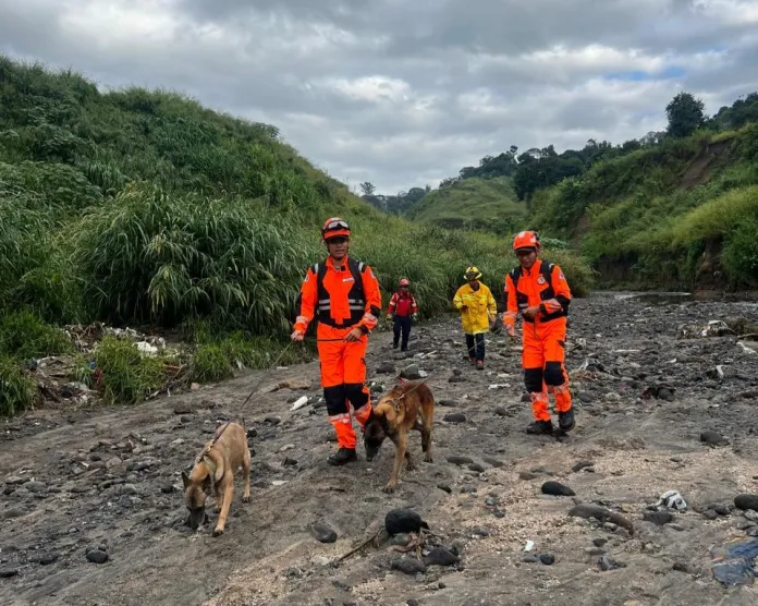 Bomberos voluntarios SMP Por búsqueda de persona desaparecida en San Miguel Petapa, Bomberos Voluntarios se hacen presentes con la sección canina. Foto La Hora: CBV