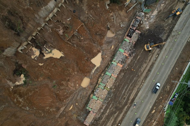 Muro de contención en km 24 de CAES. Foto La Hora: Fabricio Alonzo