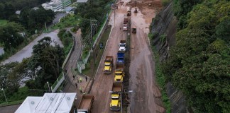 Eddy Monzón, informó que las labores se desarrollan bajo un Sistema de Comando de Incidentes. Foto La Hora: Fabricio Alonzo.