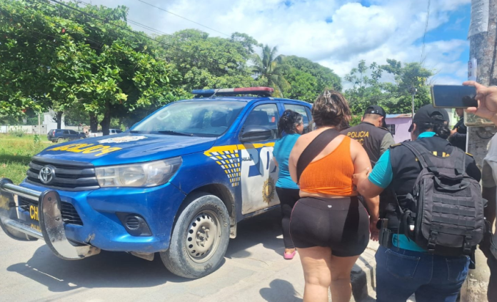 Cinco menores de edad, entre ellas tres niñas y dos adolescentes, fueron rescatadas por agentes. Foto La Hora: PNC.