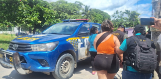Cinco menores de edad, entre ellas tres niñas y dos adolescentes, fueron rescatadas por agentes. Foto La Hora: PNC.