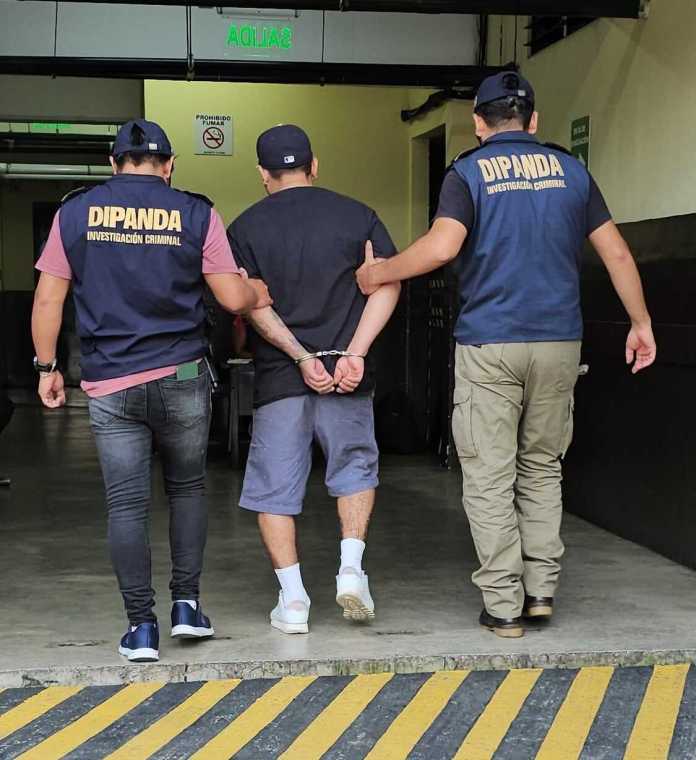 Capturan a dos presuntos extorsionistas en zona 7 de Mixco.