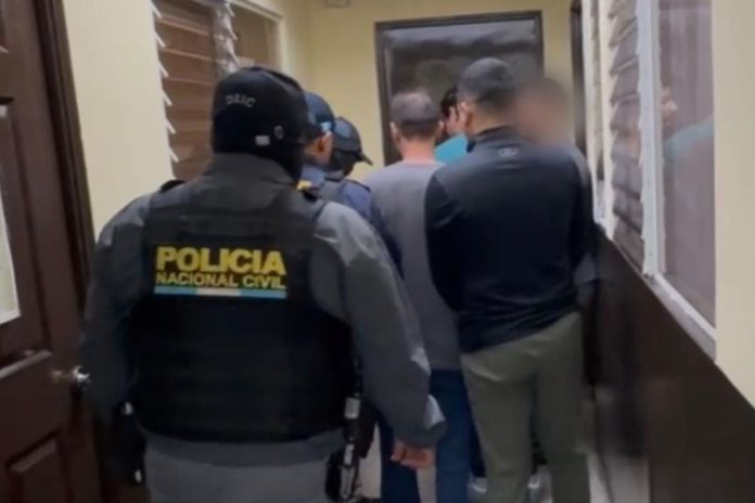 Hombres capturados por presunto autosecuestro en Mixco. Foto La Hora: PNC