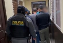 Cuatro detenidos por presuntamente simular un secuestro y exigir Q25 mil a familiares Hombres capturados por presunto autosecuestro en Mixco. Foto La Hora: PNC