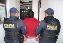 Presunto piloto de "taxi pirata" capturado en zona 18. Foto La Hora: PNC