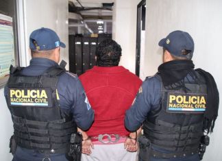 Presunto piloto de "taxi pirata" capturado en zona 18. Foto La Hora: PNC