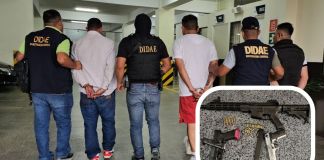 Hombres capturados por presuntamente transaccionar armas de fuego en un centro comercial de Villa Nueva. Foto La Hora: PNC