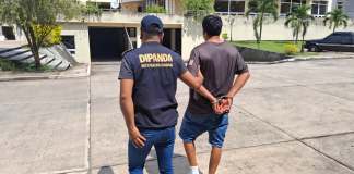 Detienen a Jarby Daniel Chávez Retana, de 18 años, alias “el Monky”, y de una menor de 17 años, apodada “la Flaca”. Foto La Hora: PNC.