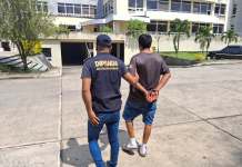 Capturan al «Monky» y la «Flaca» presuntos responsables de ataque armado en cancha de fútbol en Quetzaltenango Detienen a Jarby Daniel Chávez Retana, de 18 años, alias “el Monky”, y de una menor de 17 años, apodada “la Flaca”. Foto La Hora: PNC.