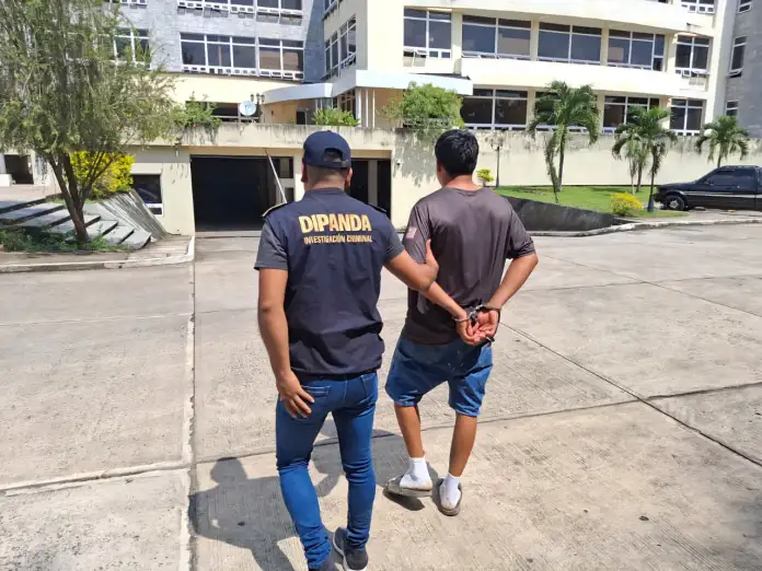 Capturas Detienen a Jarby Daniel Chávez Retana, de 18 años, alias “el Monky”, y de una menor de 17 años, apodada “la Flaca”. Foto La Hora: PNC.