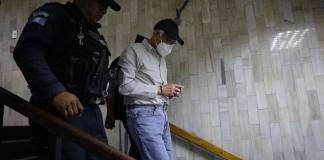Carlos Ovidio Acevedo fue enviado a prisión preventiva, pero el juez solicitó informes para determinar si debe trasladarlo a un hospital. Foto La Hora: Daniel Ramírez