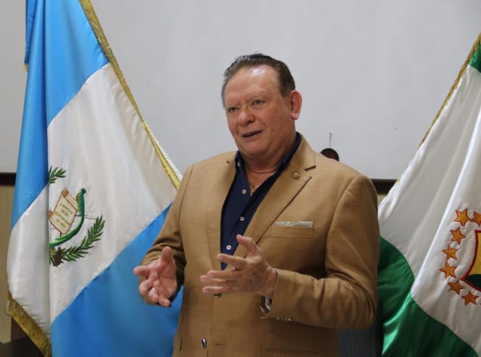 Carlos Ramiro Contreras Valenzuela, el magistrado que guarda 34 antejuicios como monedas de cambio en la Corte Suprema. Diseño La Hora: Alejandro Ramírez.