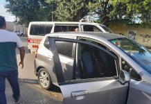 Vehículo que transitaba por la 19 calle y 4a. avenida de la zona 3 capitalina fue atacado por personas desconocidas. Foto La Hora: CVB.