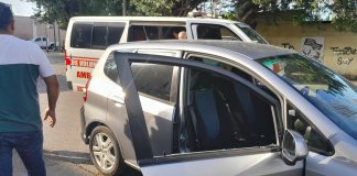 Vehículo que transitaba por la 19 calle y 4a. avenida de la zona 3 capitalina fue atacado por personas desconocidas. Foto La Hora: CVB.