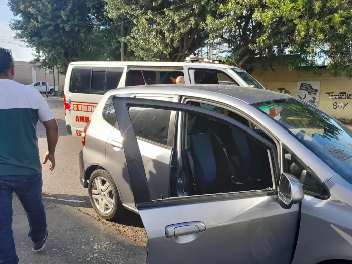 Carro (1) Vehículo que transitaba por la 19 calle y 4a. avenida de la zona 3 capitalina fue atacado por personas desconocidas. Foto La Hora: CVB.