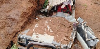 Un deslizamiento de tierra sepulta un vehículo en Santa Rosa y una mujer resulta herida