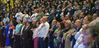 Entonación del himno nacional durante la ceremonia final de loas Juegos Centroamericanos. Foto La Hora: Jose Orozco