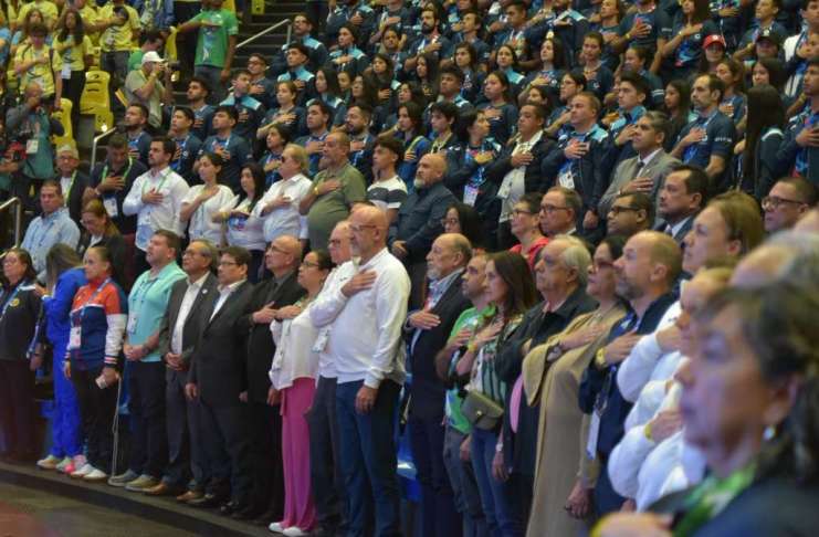 Entonación del himno nacional durante la ceremonia final de loas Juegos Centroamericanos. Foto La Hora: Jose Orozco