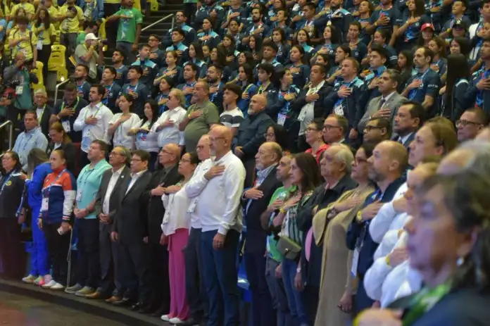 Ceremonia final de los Juegos Centroamericanos Entonación del himno nacional durante la ceremonia final de loas Juegos Centroamericanos. Foto La Hora: Jose Orozco