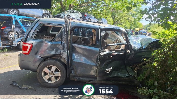 Múltiple colisión en ruta al Atlántico deja un fallecido y ocho heridos. Foto La Hora: Bomberos Municipales Departamentales.