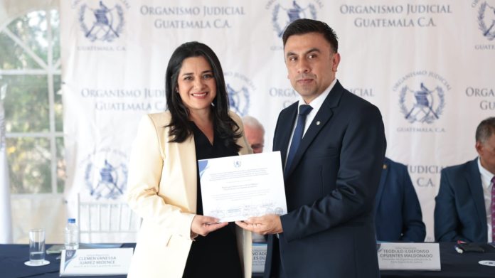 La magistrada Clemen Juárez es reconocida en un acto, el pasado 25 de abril. Foto La Hora: OJ.