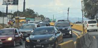 Tráfico complicado en carretera a El Salvador tras nuevo derrumbe en Muxbal Usuarios reportaron una alta carga vehicular en carretera a El Salvador. Foto La Hora: Cortesía.