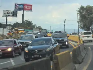 Tráfico complicado en carretera a El Salvador tras nuevo derrumbe en Muxbal