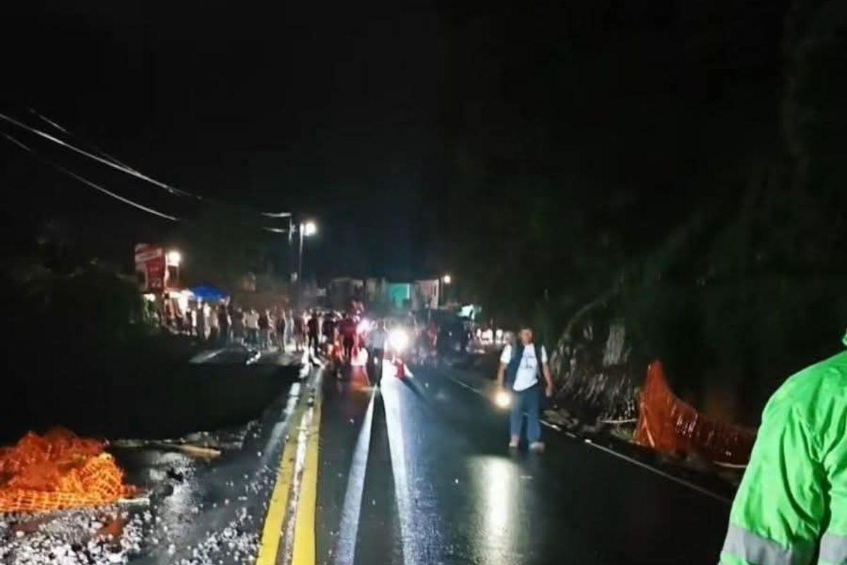 Reportan el cierre total del kilómetro 194 en el Palmar, Quetzaltenango por colapso de carretera