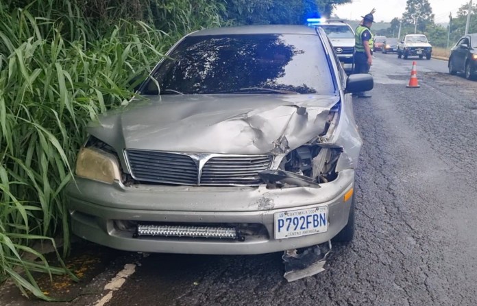 Hecho de tránsito en el km 39.8 de ruta a El Salvador [CA-1 Oriente] Villa Canales. Colisión entre sedan y camioneta agrícola deja daños materiales. Foto La Hora: Provial