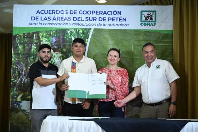 Conap, MARN y asentamientos en Petén firman acuerdo para la protección del área sur de la Selva Maya.