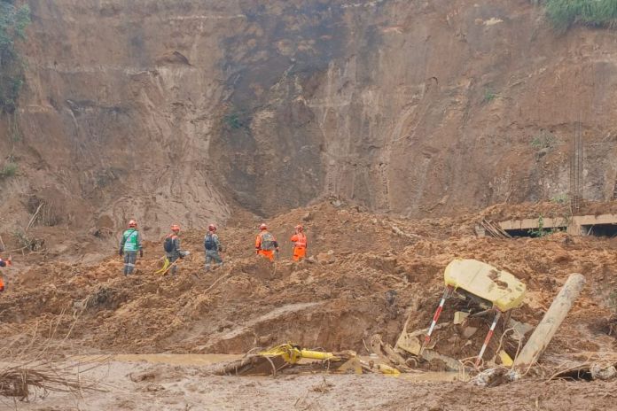 Labores de búsqueda en los derrumbes de tierra que continúan ocurriendo en el km 24 de Caes. Foto La Hora: Conred