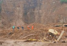 Labores de búsqueda en los derrumbes de tierra que continúan ocurriendo en el km 24 de Caes. Foto La Hora: Conred