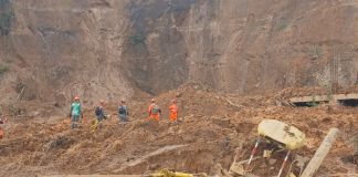 Labores de búsqueda en los derrumbes de tierra que continúan ocurriendo en el km 24 de Caes. Foto La Hora: Conred