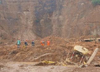 Labores de búsqueda en los derrumbes de tierra que continúan ocurriendo en el km 24 de Caes. Foto La Hora: Conred