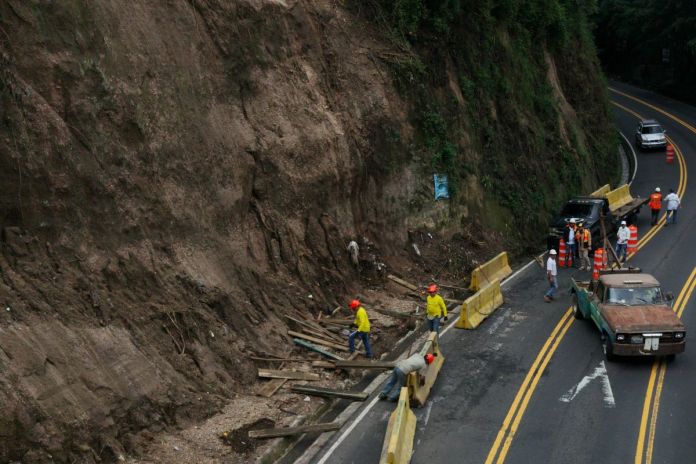 Construccion de muro de contencion en la ruta de Boca del Monte hacia avenida Hincapie Inicio de construcción de un muro de contención en el km 11.5 de la ruta de Boca del Monte con avenida Hincapié. Foto La Hora: Covial