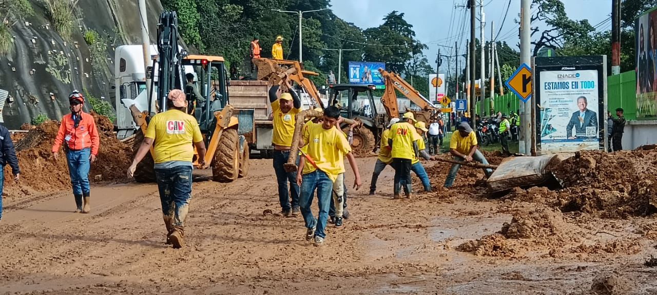 Trabajos de la Unidad Ejecutora de Conservación Vial (Covial) en derrumbe carretera a El Salvador. Foto La Hora: Covial