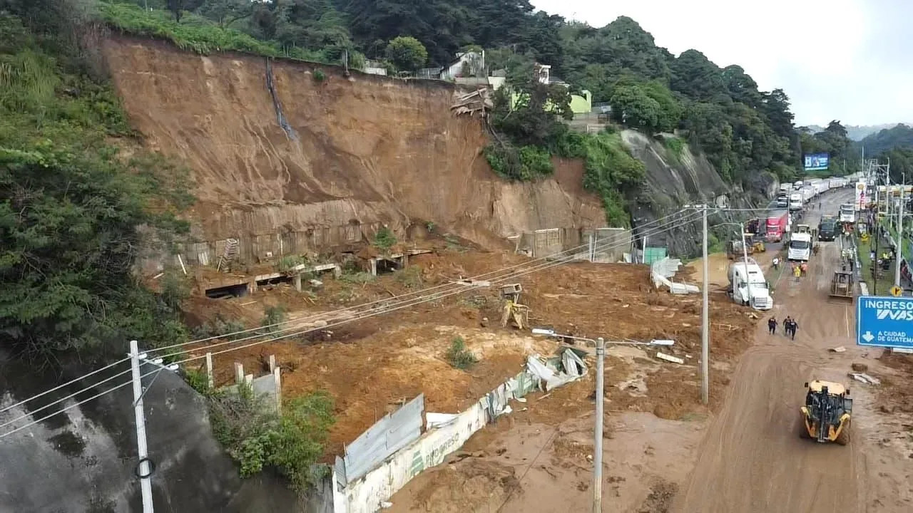 Trabajos de la Unidad Ejecutora de Conservación Vial (Covial) en derrumbe carretera a El Salvador. Foto La Hora: Covial