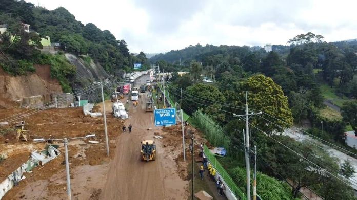 Trabajos de Covial en el derrumbe de carrtera a El Salvador, kilómetro 24.5. Foto La Hora: Covial