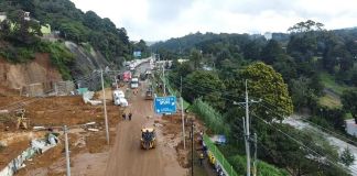 Trabajos de Covial en el derrumbe de carrtera a El Salvador, kilómetro 24.5. Foto La Hora: Covial